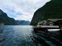 隱身在松恩峽灣(Sognefjorden)深處的挪威迷你小村落Undredal