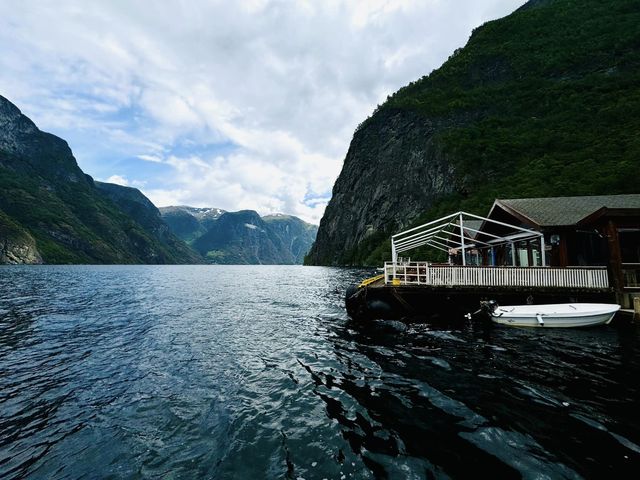 隱身在松恩峽灣(Sognefjorden)深處的挪威迷你小村落Undredal