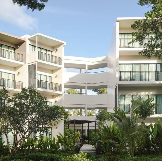 Le Meridien Phuket Mai Khao Beach Resort