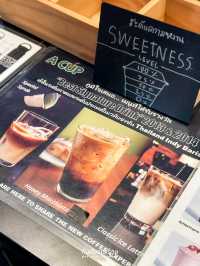 นั่งทำงานชิลๆ ในร้านกาแฟริมแม่น้ำเจ้าพระยา
