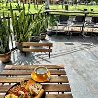 Small cafe only open in weekend 