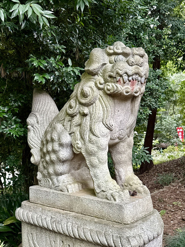【東京都】大きな狛犬が珍しい神社