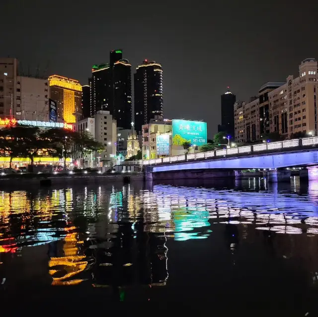 高雄愛河夜遊船河的浪漫體驗✨