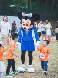 Disney Run 🥰 兩位好可愛嘅表外甥好彩得到Minnie嘅寵幸拖咗一陣 剛開始跑時被Mickey 無視咗🤣 多謝表弟一早嚟接我🥰表外甥仲幫我編定坐位🤣 我都好幸運得到表外甥嘅寵愛🥰 