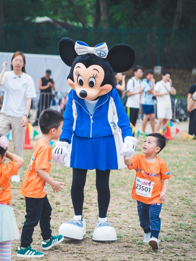 Disney Run 🥰 兩位好可愛嘅表外甥好彩得到Minnie嘅寵幸拖咗一陣 剛開始跑時被Mickey 無視咗🤣 多謝表弟一早嚟接我🥰表外甥仲幫我編定坐位🤣 我都好幸運得到表外甥嘅寵愛🥰 