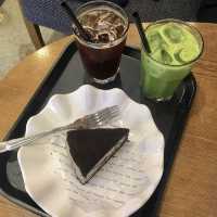 【韓国】美味しそうなケーキが並ぶコーヒーナム🌲コンデ入口店 