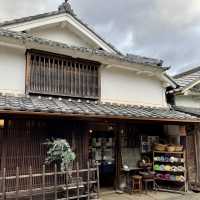 白壁が美しい昔ながらの江戸時代の街並み。