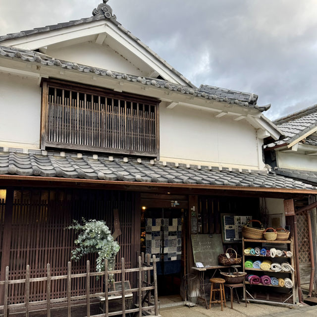 白壁が美しい昔ながらの江戸時代の街並み。