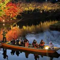 弘前城渡船賞夜楓，燈火楓紅醉是浪漫