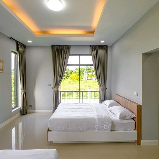 ชวนเพื่อนไปปาร์ตี้ที่พูลวิลล่าเปิดใหม่ในเขาใหญ่