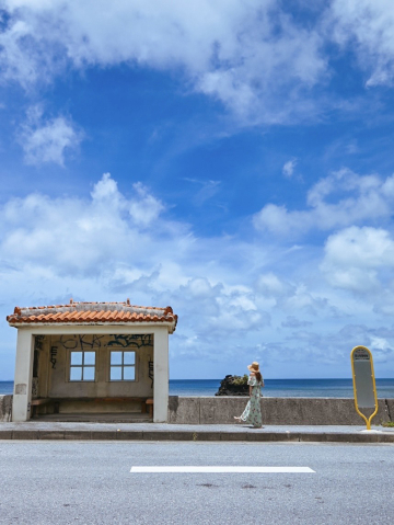 沖縄】海のそばにある赤瓦屋根の沖縄らしいバス停 | Trip.com 国頭郡