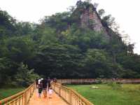 เดินชมธรรมชาติ และเขาหินปูนที่ อุทยานหินเขางู