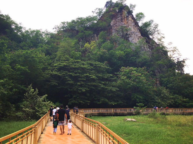 เดินชมธรรมชาติ และเขาหินปูนที่ อุทยานหินเขางู