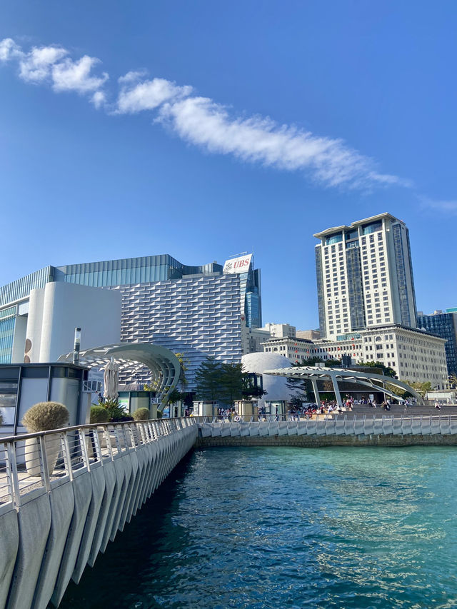 🌊 🇭🇰瞬間讓人充滿活力的湛藍「維多利亞港」😍🌅💕