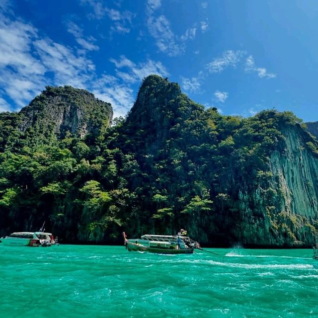 🌴 Phi Phi Island: A Slice of Paradise on Earth 🌊