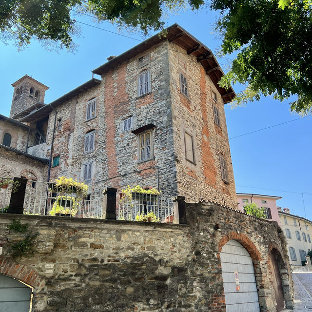 Celebrating La Dolce Vita in Bergamo, Italy 🎉🍷