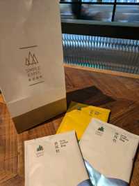 【世界一のバリスタがオーナーのカフェ】統一感溢れる店内で優雅なひとときを過ごせる空間