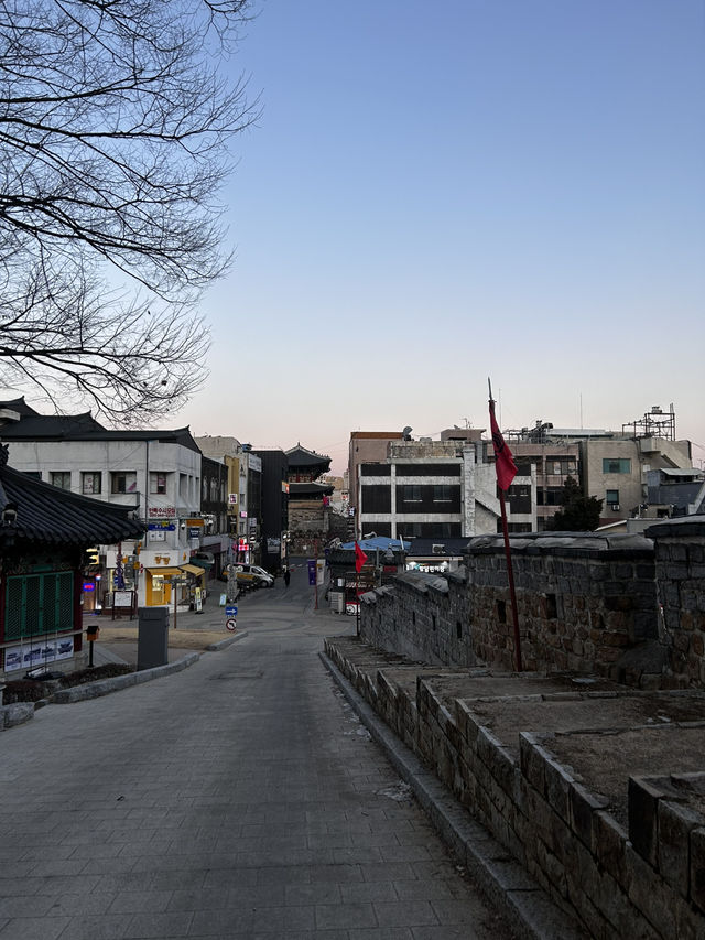 1794년 건축된 반달형 옹성과 전통 지붕 디자인이 심비로운 수원화성 팔달문 안내소🇰🇷
