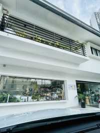 “Mori Kohi KL: A Tranquil Hideaway of Minimalist Charm and Lush Greenery”