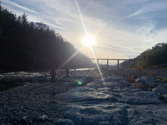 【埼玉・長瀞】自然美に癒される旅⛰️  長瀞といえば、美しい岩畳と荒川の清流が織りなす絶景✨ 川を下る「ライン下り」は、