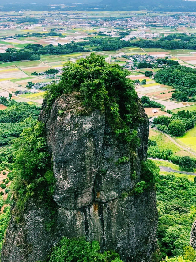 自然の造形美！迫力満点の巨大な岩🪨