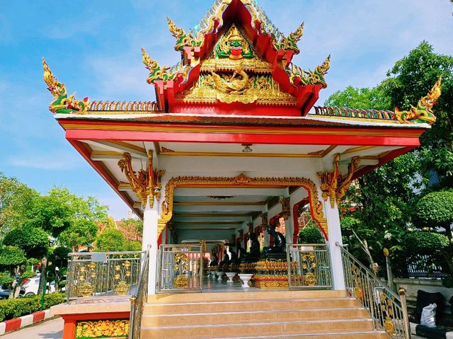 泰國曼谷湄南河畔著名古跡皇家寺廟景點：Wat Sai Mai，金黃色華麗寺廟建築群，適合打卡拍照📸冥想
