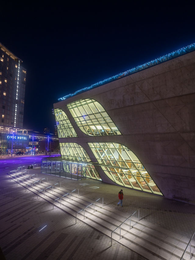 Surrey Libraries - City Centre Branchの建築：未来的なデザインが魅力