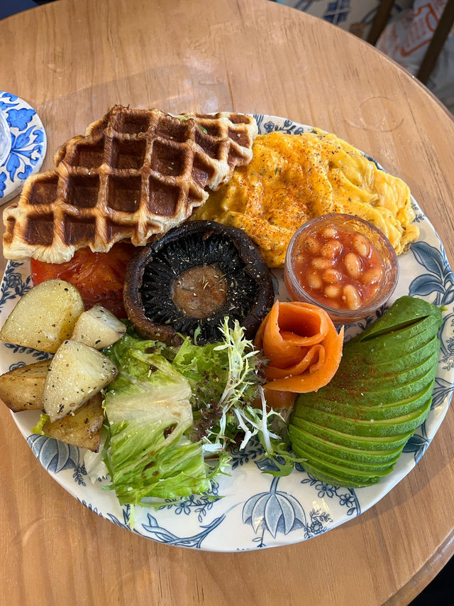  元朗人氣Café 💕 𝐁𝐫𝐚𝐯𝐚 𝐉𝐚𝐯𝐚 𝐂𝐨𝐟𝐟𝐞𝐞✨高質Brunch＋自家製巴斯克蛋糕😋