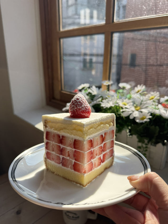 断面が美しすぎる！苺ケーキ🍓