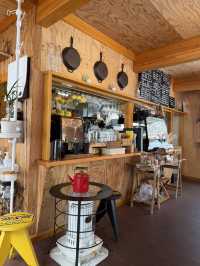 谷川岳の麓で味わう癒しの時間「ANDo&CAFE」—自然と調和する山カフェ