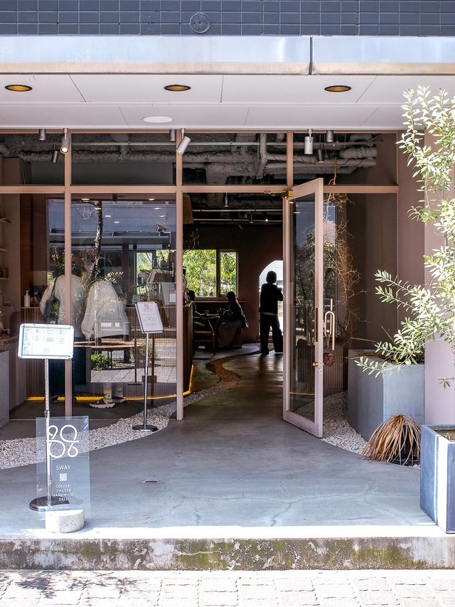 Sway Coffee Roaster คาเฟ่มินิมอลเมืองโทยาม่า