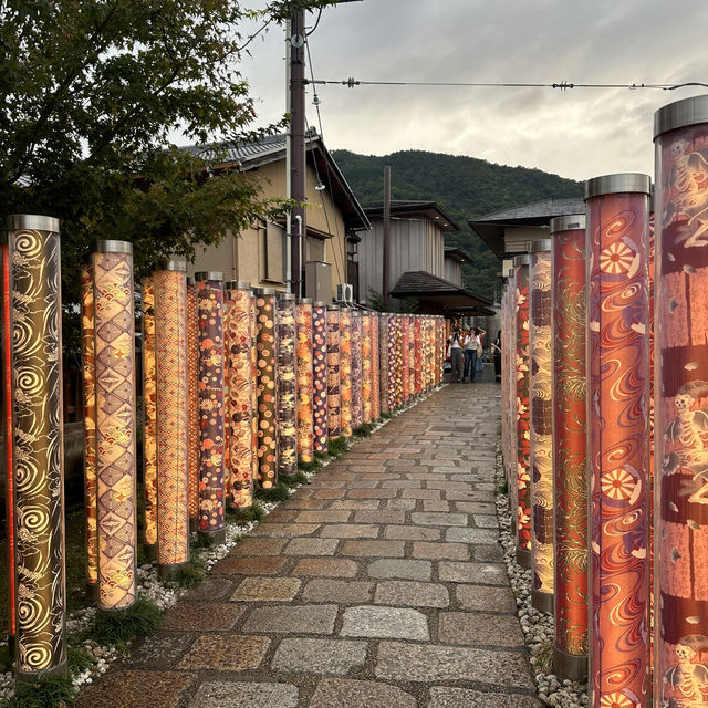 嵐山車站足湯：暖心暖胃的療癒時光，在京都的鐵道秘境享受片刻寧靜！
