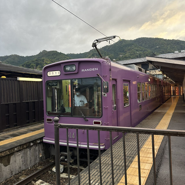 嵐山車站足湯：暖心暖胃的療癒時光，在京都的鐵道秘境享受片刻寧靜！