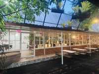 ดาหลา คาเฟ่ แอนด์ รีสอร์ท – คาเฟ่กลางสวนยาง 