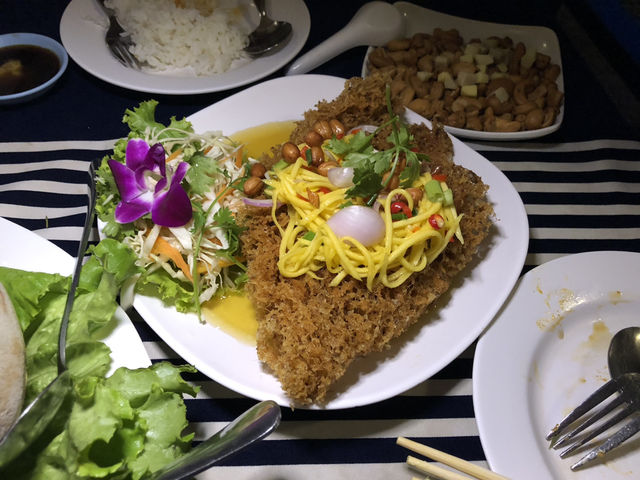 川を彩る素敵な料理🍽️🥂と風景🏞️と生演奏🎷🎸