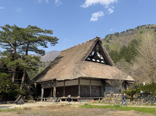 ⛰️ 白川郷・五箇山の合掌造り集落：雪国が育んだ日本の原風景 ❄️🏠