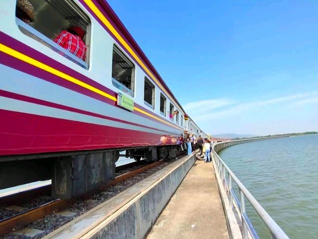 🛤️ : รถไฟลอยน้ำ เขื่อนป่าสักชลสิทธิ์ ลพบุรี