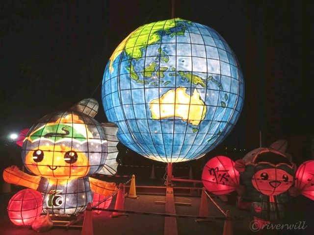 【三重県】夜空を飾る孔雀の舞「きほく燈籠祭」
