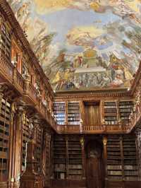 📖プラハ・ストラホフ修道院｜まるで絵画のような“世界一美しい図書館” 