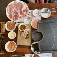 濟州烤肉控天堂🍖！돔베豚🐷讓你一口愛上黑豬肉的濃郁原味
