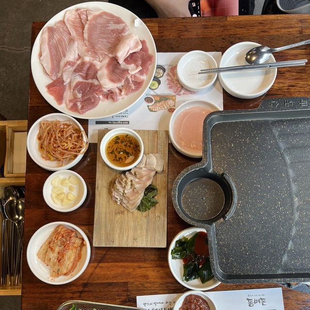 濟州烤肉控天堂🍖！돔베豚🐷讓你一口愛上黑豬肉的濃郁原味