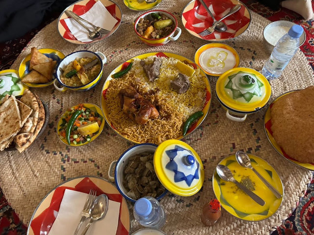 【一口咬進沙漠的靈魂：Najd Village 傳統料理餐廳體驗】