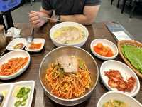 🍜一碗麵吃出濟州靈魂！《姊妹麵條》爆紅20年的人氣老店，連韓國明星都愛的傳奇美味！🔥🇰🇷 
