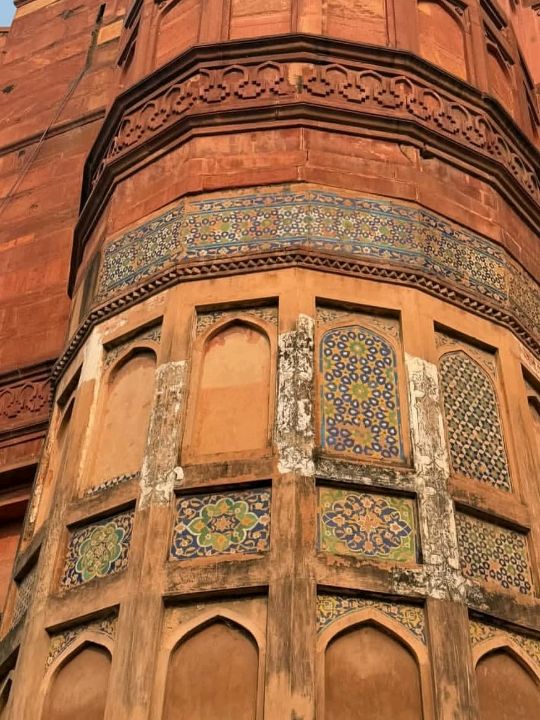  Agra Fort – The Silent Guardian of the Mughal Era 