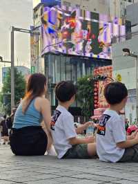 Unleashing Tokyo's Shinjuku magic ✨👏! 🐱💕 Foodie heaven, Godzilla's roar, and kindness galore❤️.