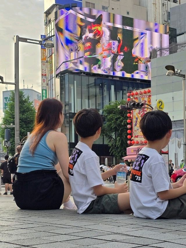 Unleashing Tokyo's Shinjuku magic ✨👏! 🐱💕 Foodie heaven, Godzilla's roar, and kindness galore❤️.