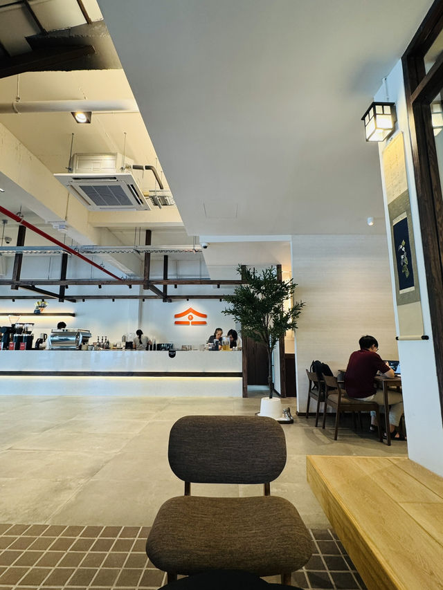 คาเฟ่ชิคๆ ในสนามแบด “Kuru Coffee House”