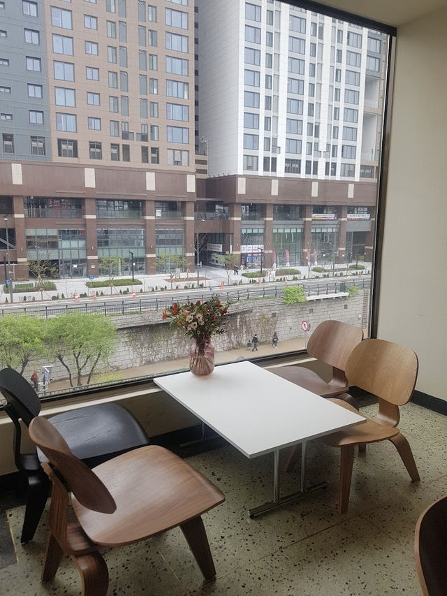 Burnt Seoul, Industrial Chic Meets Pretzel Perfection in Jongno