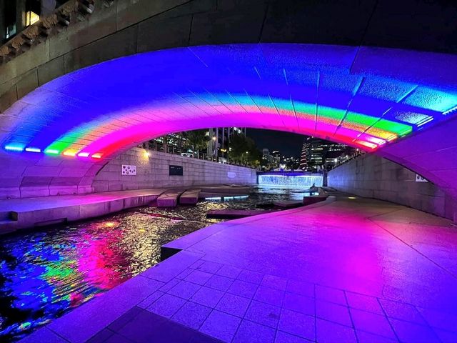 Cheonggyecheon Stream – A Peaceful Walk in the Heart of Seoul