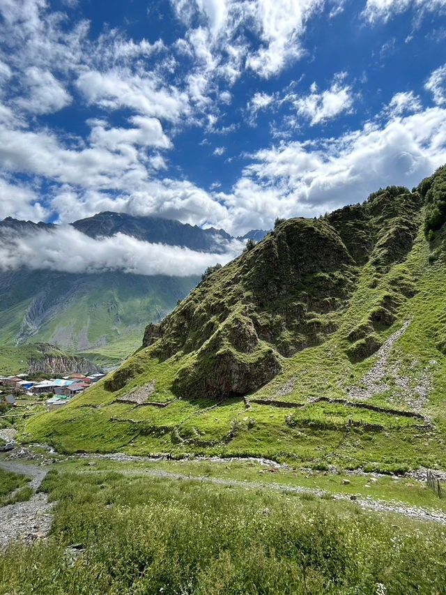 🏔️天に近い教会と絶景の村 ― カズベキで味わう大自然の静寂